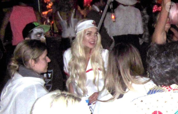 Lindsay Lohan fête Halloween au Forever Cemetary, à Los Angeles, le 31 octobre 2011.