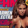Carmen Electra, sexy à souhait dans son bikini pour faire la Une de FHM. Août 2003.