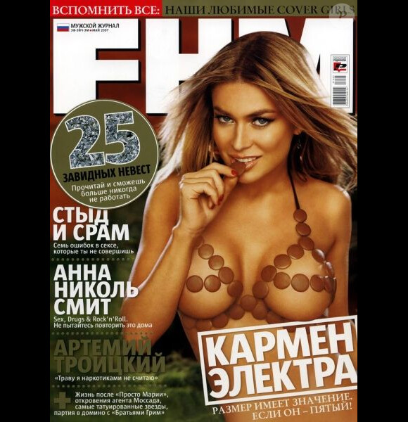 Mai 2007 : en couv' de FHM Russia, Carmen Electra dévore son soutien gorge en chocolat pour faire fondre les russes. 