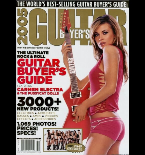 Carmen Electra en shorty rose, joue à la rockeuse pour Guitar Buyer's. Novembre 2005.