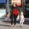 Maman modèle, Nicole Richie accompagne sa petite Harlow prendre un goûter après son cours de danse. L.A le 2/11/2011