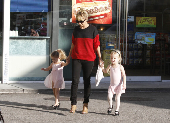 Maman modèle, Nicole Richie accompagne sa petite Harlow prendre un goûter après son cours de danse. L.A le 2/11/2011