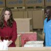 Rencontre avec un employé de l'UNICEF. Le prince William et sa femme Catherine étaient à Copenhague le 2 novembre 2011, pour sensibiliser l'opinion à la situation de la Corne de l'Afrique à l'occasion d'une visite en compagnie du prince Frederik et de la princesse Mary du centre d'approvisionnement de l'UNICEF.