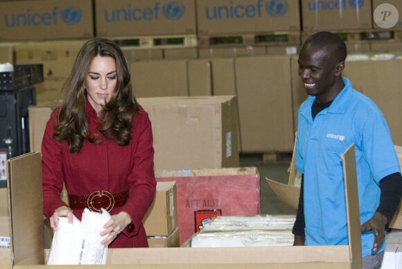 Rencontre avec un employé de l'UNICEF. Le prince William et sa femme Catherine étaient à Copenhague le 2 novembre 2011, pour sensibiliser l'opinion à la situation de la Corne de l'Afrique à l'occasion d'une visite en compagnie du prince Frederik et de la princesse Mary du centre d'approvisionnement de l'UNICEF.