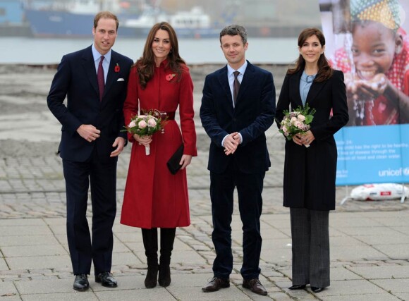 Cérémonie d'accueil à Copenhague. Le prince William et sa femme Catherine étaient à Copenhague le 2 novembre 2011, pour sensibiliser l'opinion à la situation de la Corne de l'Afrique à l'occasion d'une visite en compagnie du prince Frederik et de la princesse Mary du centre d'approvisionnement de l'UNICEF.