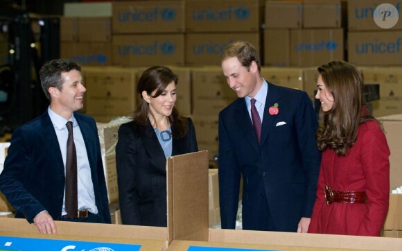 La princesse Mary de Danemark a également mis la main à la pâte à Copenhague le 2 novembre 2011, pour sensibiliser l'opinion à la situation de la Corne de l'Afrique à l'occasion d'une visite du centre d'approvisionnement de l'UNICEF.