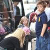 Mère au petit soin, Claudia Schiffer refait le lacet de son fils Caspar (8 ans). Londres, le 18 octobre 2011.