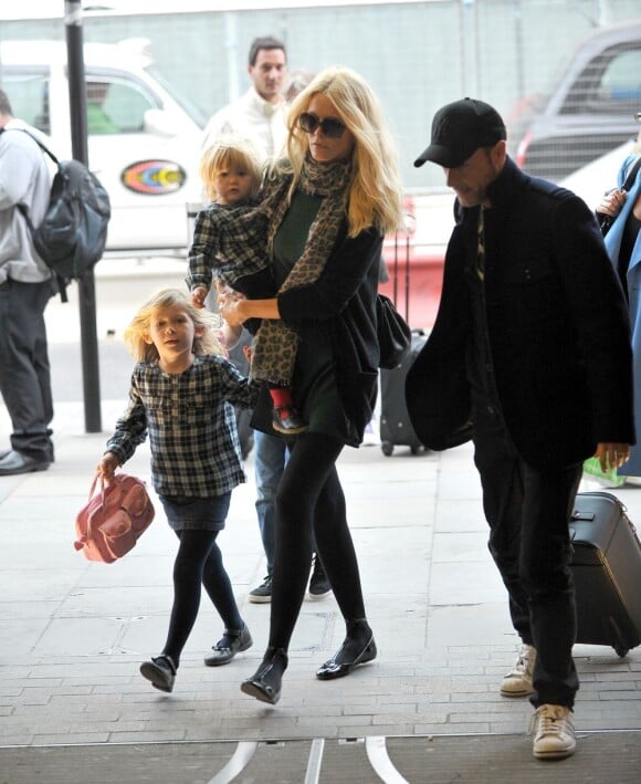 Claudia Schiffer, son mari Matthew Vaughn et deux de leurs enfants (Cosima Violet et Clementine) s'apprêtent à emprunter l'Eurostar. Londres, le 18 octobre 2011.