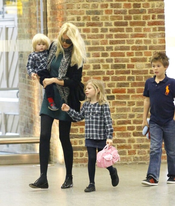Claudia Schiffer et ses trois enfants (Caspar 7 ans, Clementine 6 ans et Cosima Violet, 1 an) à Londres, le 18 octobre 2011.