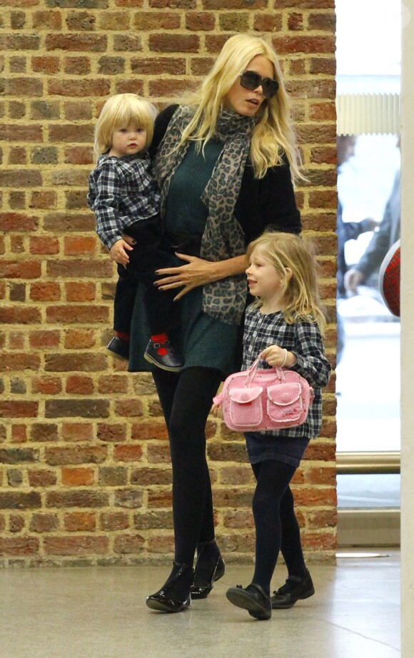 Escortée par ses deux filles, Claudia Schiffer entre dans la gare de St Pancras. Londres, le 18 octobre 2011.