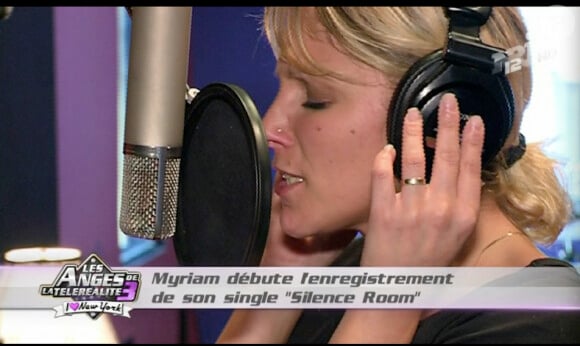 Myriam en studio dans les Anges de la télé-réalité 3, vendredi 4 novembre 2011 sur NRJ 12