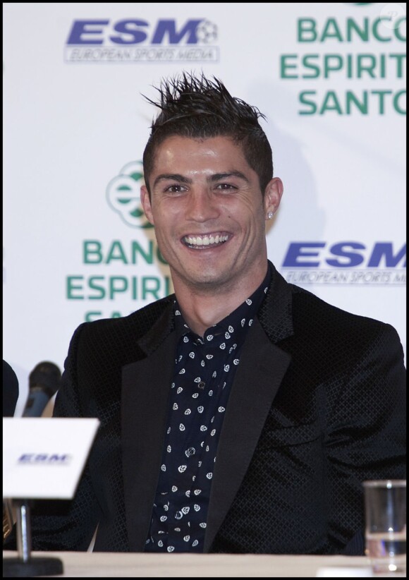 Cristiano Ronaldo ravi de reçoivoir le Soulier d'Or du meilleur buteur de l'année à Madrid le 4 novembre 2011