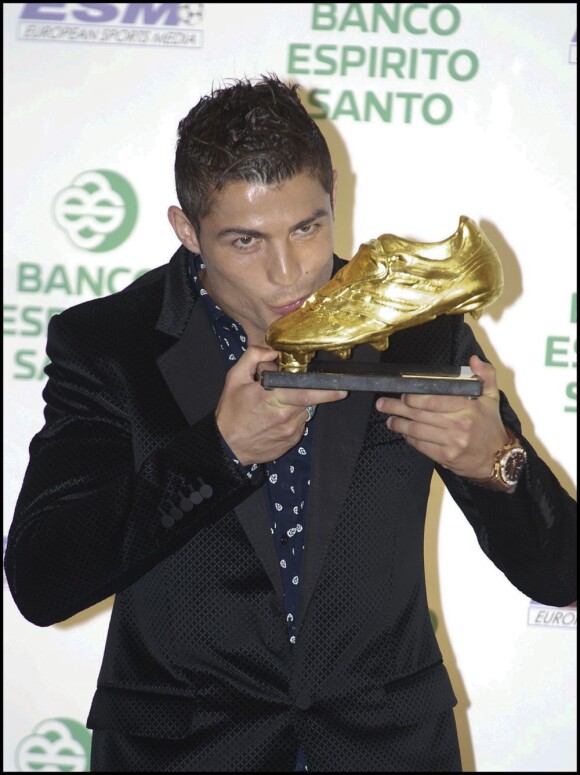 Cristiano Ronaldo reçoit le Soulier d'Or du meilleur buteur de l'année à Madrid le 4 novembre 2011