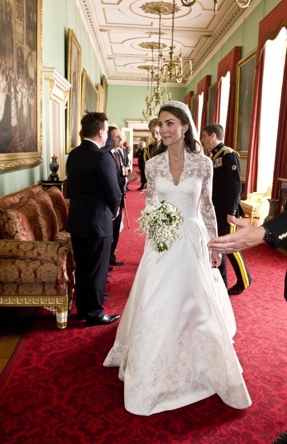 A Buckingham Palace. La robe de mariée de Kate Middleton, chef-d'oeuvre signé Sarah Burton pour Alexander McQueen, a été l'un des secrets les plus convoités et les mieux gardés du début d'année 2011.