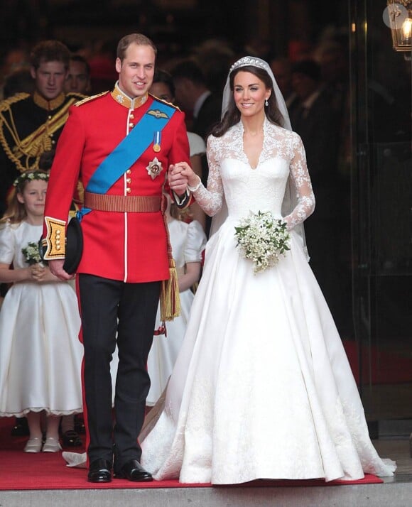 A la sortie de l'abbaye de Westminster. La robe de mariée de Kate Middleton, chef-d'oeuvre signé Sarah Burton pour Alexander McQueen, a été l'un des secrets les plus convoités et les mieux gardés du début d'année 2011.