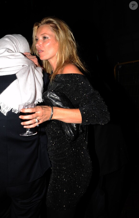 Kate Moss sort du restaurant St John's avec un verre de vin rouge à la main, à Londres le 3 novembre 2011