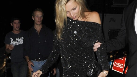 Kate Moss : Très éméchée, elle ne peut pas cacher son goût pour la fête
