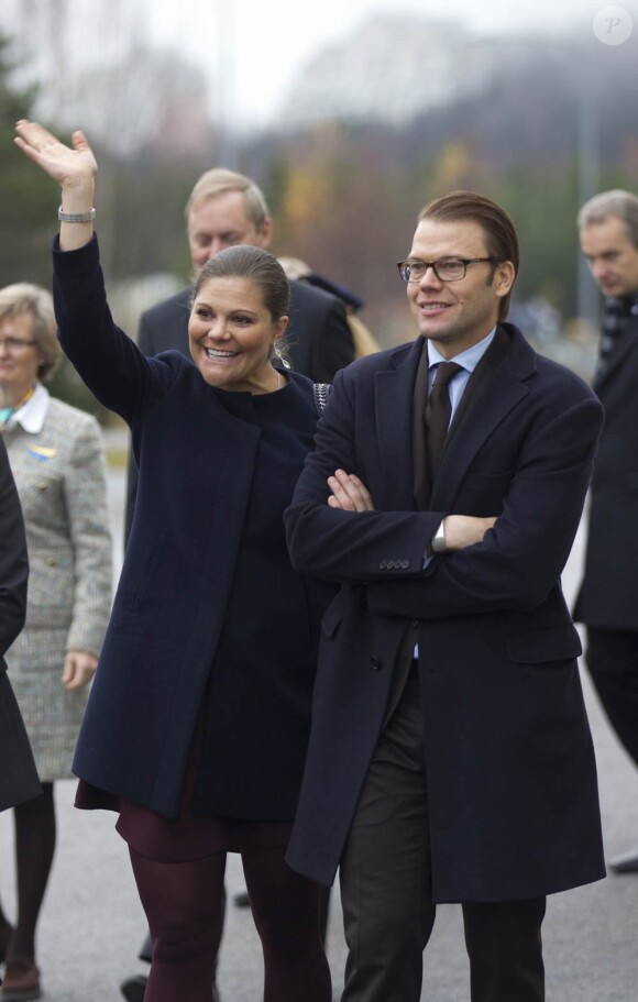 La princesse Victoria et le prince Daniel de Suède en visite dans le comté de Västernorrland le 7 novembre 2011. La visite de l'entreprise Permobil, leader mondial de la production de biens à destination des personnes handicapées, a donné lieu à des scènes cocasses.