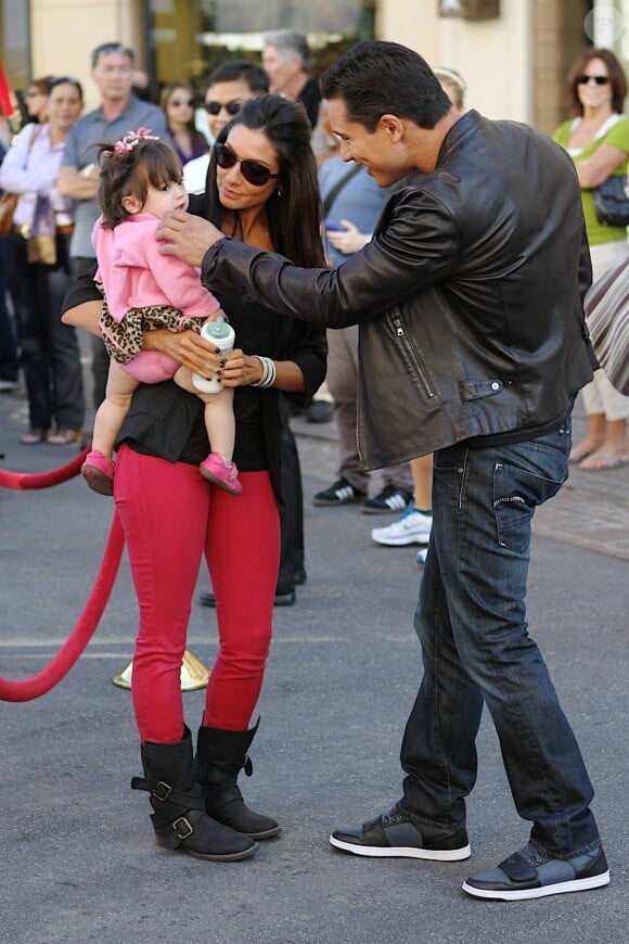 Mario Lopez et sa petite famille à Los Angeles, le 27 octobre 2011.