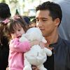 Pendant le tournage de l'émission Extra au centre commercial The Grove, à Los Angeles, Mario Lopez se comporte comme un vrai papa poule avec sa fille Gia, le 27 octobre 2011.