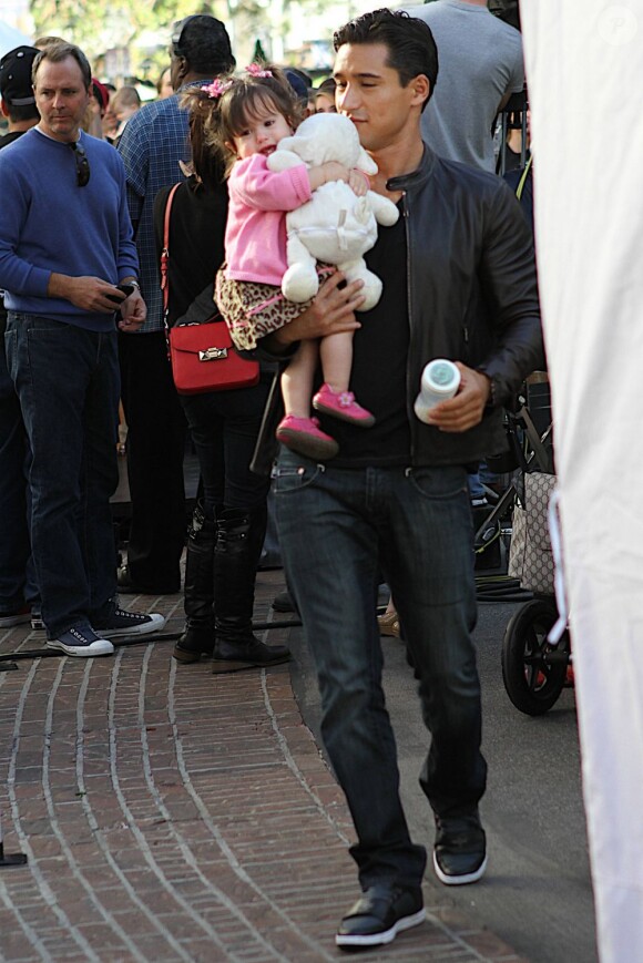 Pendant le tournage de l'émission Extra au centre commercial The Grove, à Los Angeles, Mario Lopez se comporte comme un vrai papa poule avec sa fille Gia, le 27 octobre 2011.