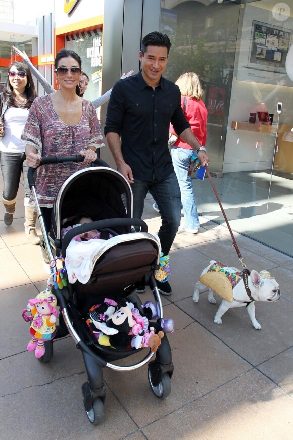 Mario Lopez se comporte comme un vrai papa poule avec sa fille Gia, le 27 octobre 2011 à Los Angeles.