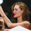 Angelina Jolie signe des autographes à l'avant-première de Moneyball au Japon, à Tokyo, le 9 novembre 2011