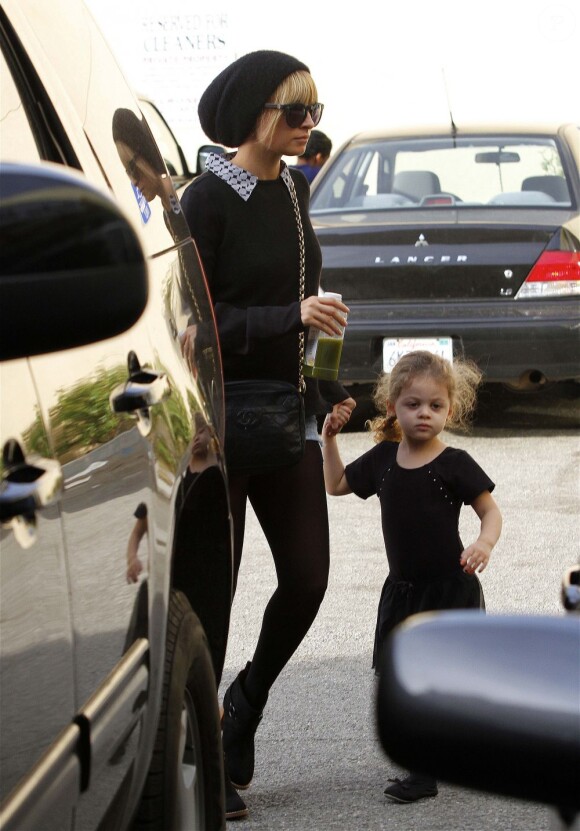 Nicole Richie emmène sa petite Harlow à la danse, le 9 novembre 2011.