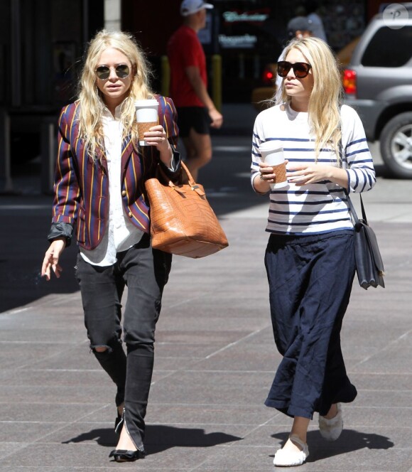Mary-Kate et Ashley Olsen, créatrices de The Row et Elizabeth And James, à New York le 3 juin 2011.