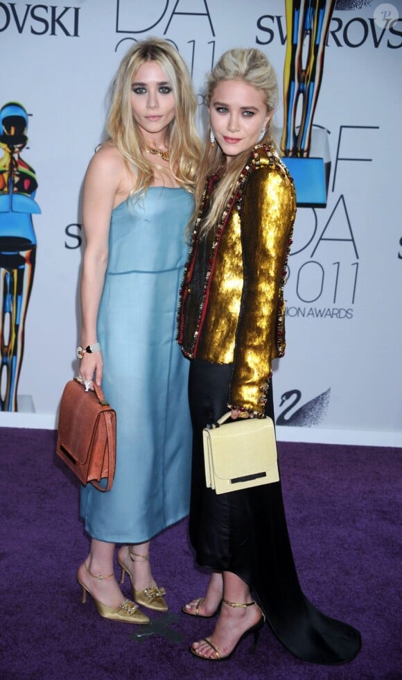 Les jumelles Olsen, à l'entrée des CFDA Fashion Awards 2011. New York, le 6 juin 2011.