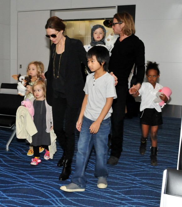 Angelina Jolie et Brad quittent le Japon avec leurs six enfants. Il sse rendent au Vietnam. Le 10 novembre 2011