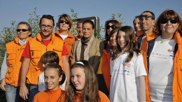 La princesse Stéphanie de Monaco très fière, entourée de gentils marathoniens