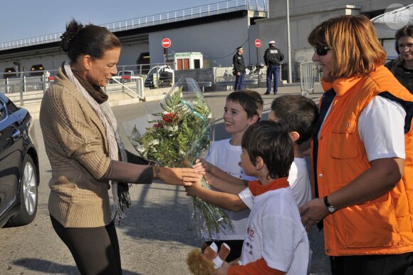 Acclamée, la princesse Stéphanie de Monaco, comme chaque année, donnait le 12 novembre 2011 sur le port Hercule le départ de la course caritative No Finish Line Race, une initiative originale qui se court sur huit jours au profit des enfants défavorisés.