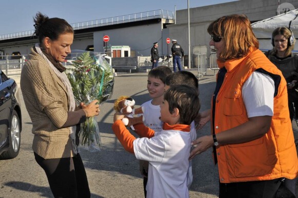 La princesse Stéphanie de Monaco, comme chaque année, donnait le 12 novembre 2011 sur le port Hercule le départ de la course caritative No Finish Line Race, une initiative originale qui se court sur huit jours au profit des enfants défavorisés.