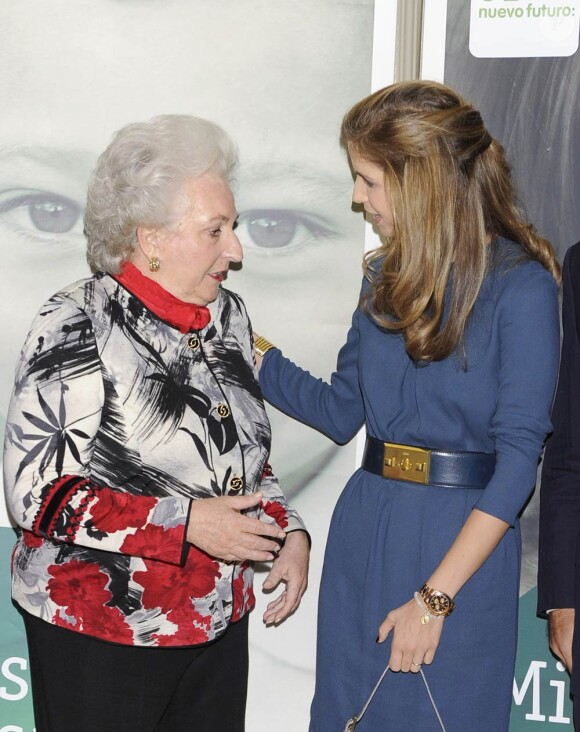 Margarita Vargas avec l'infante Pilar, présidente d'honneur de Nuevo Futuro, lors de la conférence de presse de lancement du Rastrillo 2011 (18-27 novembre) à Madrid, le 14 novembre 2011.