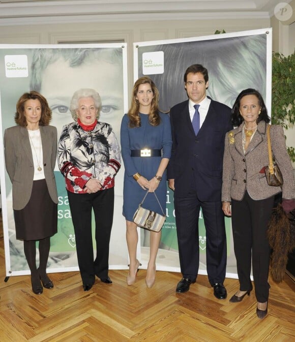 Louis de Bourbon et Margarita Vargas assistaient en tant que parrains l'infante Pilar, présidente d'honneur de Nuevo Futuro, lors de la conférence de presse de lancement du Rastrillo 2011 (18-27 novembre) à Madrid, le 14 novembre 2011.
