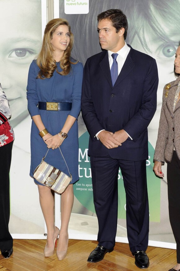 Louis de Bourbon et son épouse Margarita Vargas assistaient l'infante Pilar, présidente d'honneur de Nuevo Futuro, lors de la conférence de presse de lancement du Rastrillo 2011 (18-27 novembre) à Madrid, le 14 novembre 2011.