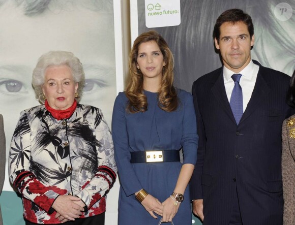 Louis de Bourbon et son épouse Margarita Vargas assistaient en tant que parrains l'infante Pilar, présidente d'honneur de Nuevo Futuro, lors de la conférence de presse de lancement du Rastrillo 2011 (18-27 novembre) à Madrid, le 14 novembre 2011.