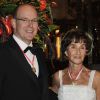 Albert de Monaco assiste au dîner annuel de l'association Amitié sans Frontières, le 14 novembre 2011, à Monaco. Régine Vardon West, présidente, est à ses côtés.