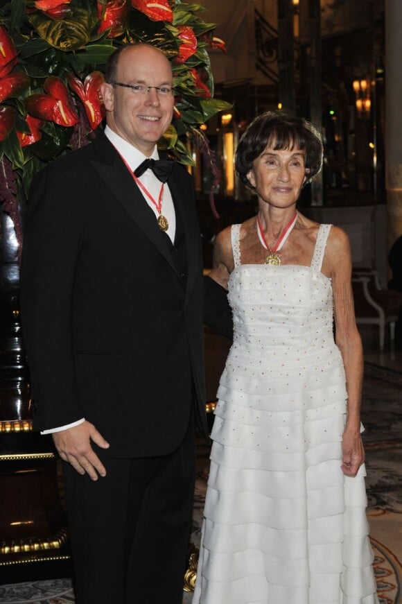 Albert de Monaco assiste au dîner annuel de l'association Amitié sans Frontières, le 14 novembre 2011, à Monaco. Régine Vardon West, présidente, est à ses côtés.