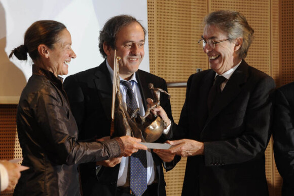 Michel Platini a reçu le prix Il Bello Del Calcio à Milan le 14 novembre 2011 des mains de Massimo Moratti et de Giovanna Facchetti
