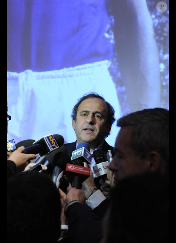Michel Platini a reçu le prix Il Bello Del Calcio à Milan le 14 novembre 2011, cerné par les micros.