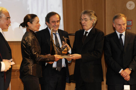 Michel Platini a reçu avec le sourire le prix Il Bello Del Calcio à Milan le 14 novembre 2011 des mains de Massimo Moratti et de Giovanna Facchetti
