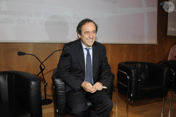 Michel Platini a reçu le prix Il Bello Del Calcio à Milan le 14 novembre 2011. Il se traite lui-même de couillon !
