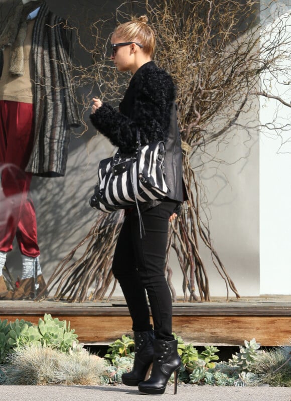 Nicole Richie dans les rues de Los Angeles, à la sortie de son salon de coiffure le 14 novembre 2011