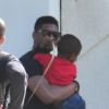 Usher se transforme en père modèle à Miami, le 6 novembre 2011.