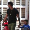 Usher se promène à Miami avec ses enfants, le 6 novembre 2011.