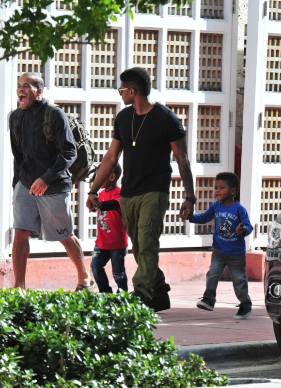 Usher se promène à Miami avec ses enfants, le 6 novembre 2011.