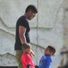 Usher se promène à Miami avec ses enfants, le 6 novembre 2011.