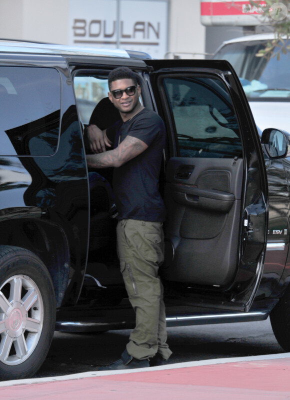 Usher embarque à bord de sa voiture à Miami, le 6 novembre 2011.